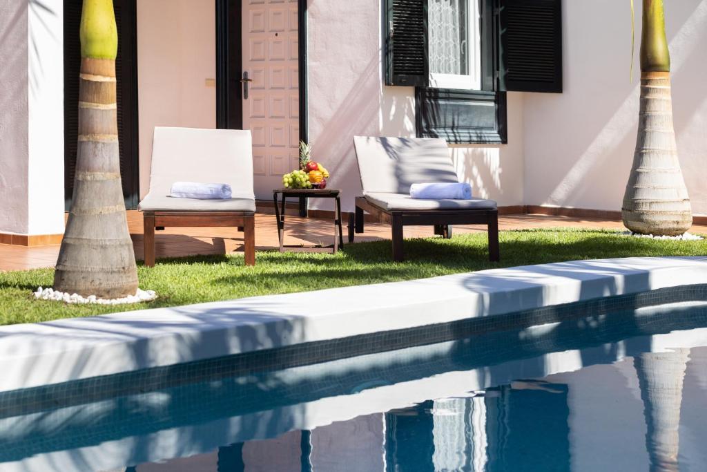 Bazén v ubytovaní Home2Book Design Asian Sabina, Heated Pool & View alebo v jeho blízkosti