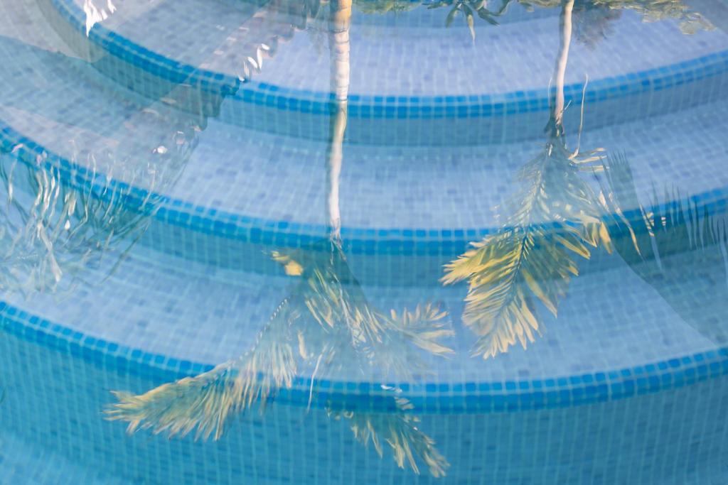 Bazén v ubytovaní Home2Book Design Asian Sabina, Heated Pool & View alebo v jeho blízkosti