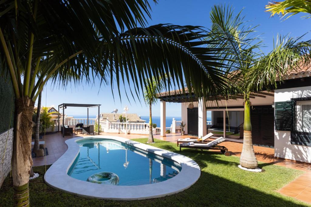 Bazén v ubytovaní Home2Book Design Asian Sabina, Heated Pool & View alebo v jeho blízkosti