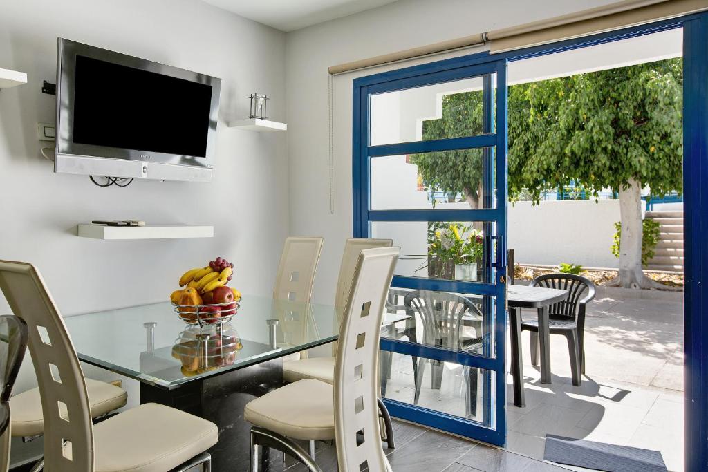 Villa Playmar في ماسبالوماس: غرفة طعام مع طاولة وكراسي زجاجية