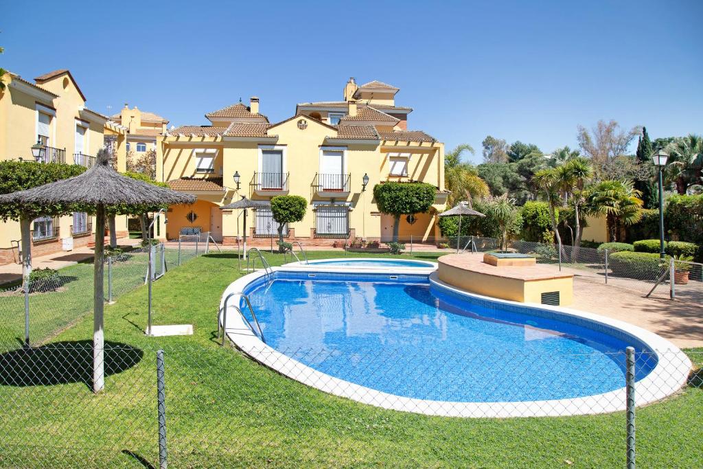 聖瑪麗亞港的住宿－La casa del Puerto，一座房子的院子内的游泳池