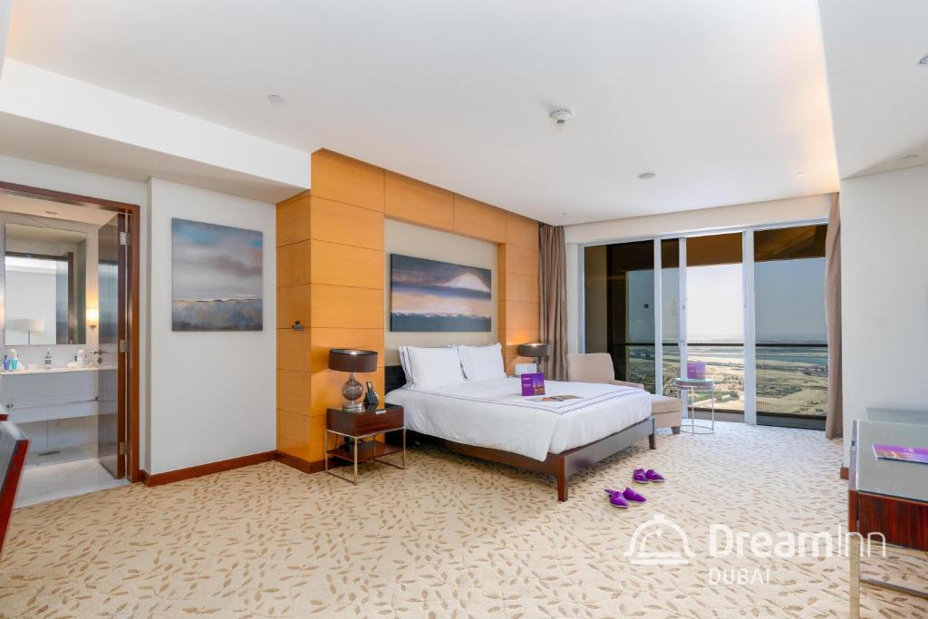 sypialnia z dużym łóżkiem i dużym oknem w obiekcie Dream Inn Apartments - Premium Apartments Connected to Dubai Mall w Dubaju