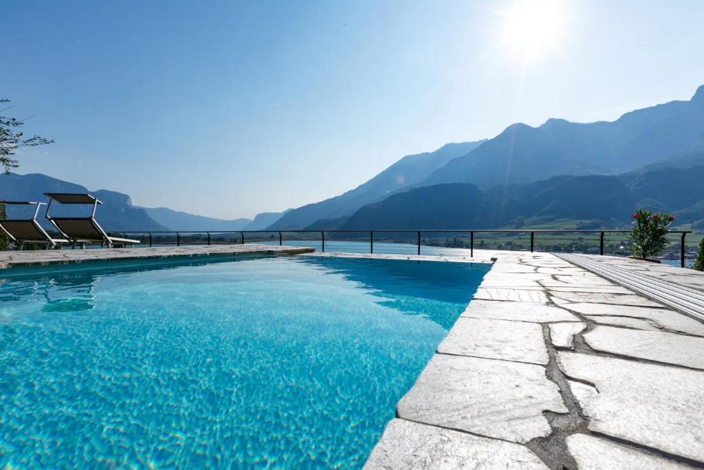 uma piscina com montanhas ao fundo em Appartement Florian em Caldaro