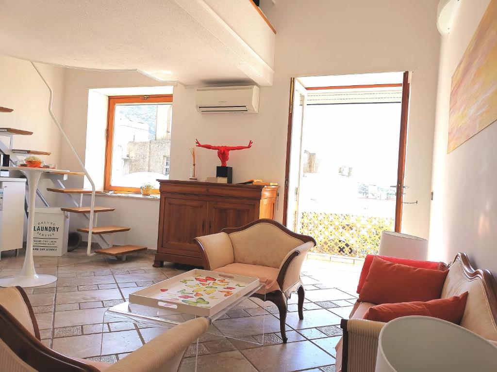 - un salon avec un canapé et une table dans l'établissement Ipazia Capri, à Anacapri