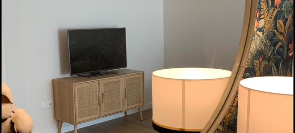 sala de estar con TV y 2 taburetes en Cordoba Luxury Home en Córdoba
