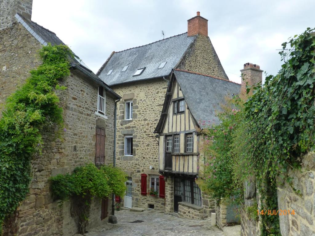 um antigo edifício de pedra numa cidade medieval em Le Logis de la Cour de Bretagne au Port de Dinan Lanvallay em Lanvallay