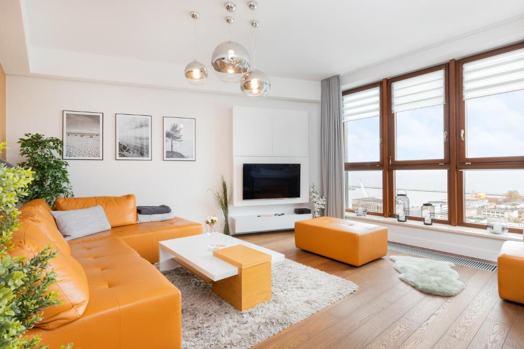 Televízia a/alebo spoločenská miestnosť v ubytovaní Sea Towers 15th floor Apartment with Sea View by Renters Prestige