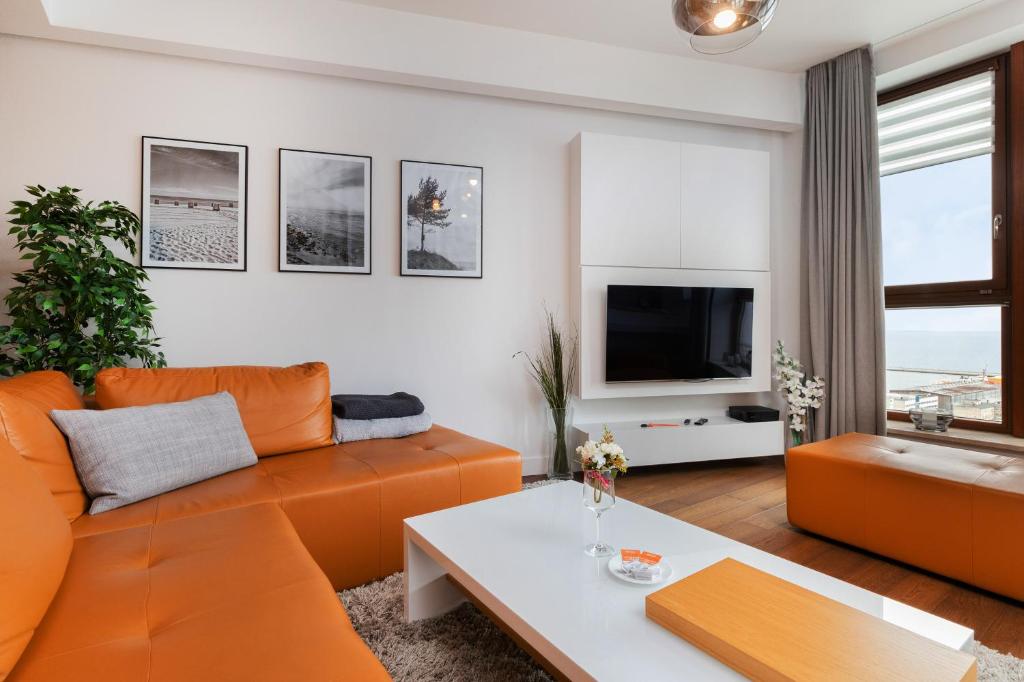 Televízia a/alebo spoločenská miestnosť v ubytovaní Sea Towers 15th floor Apartment with Sea View by Renters Prestige