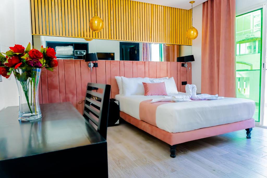 Postel nebo postele na pokoji v ubytování Hotel Les Ambassadeurs
