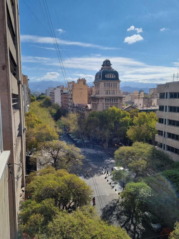 Blick auf eine Stadt mit Bäumen und ein Gebäude in der Unterkunft Garibaldi in Mendoza