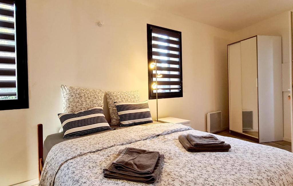 1 dormitorio con 1 cama con 2 toallas en Cosy Studio 7 Pézenas, en Pézenas