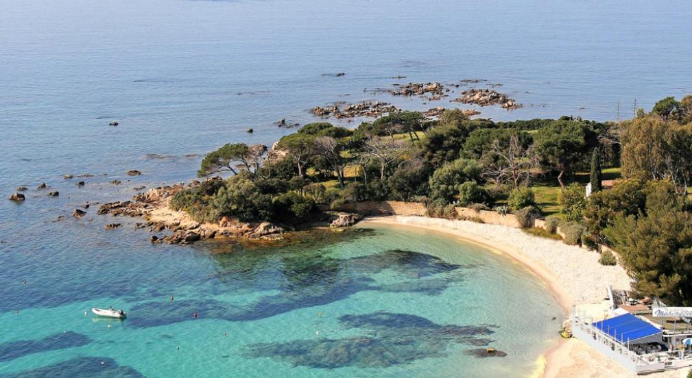 een luchtfoto van een klein eiland in de oceaan bij Destinu Marinella in Ajaccio
