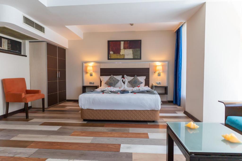 a bedroom with a bed and a desk and a chair at Lazz By Ketenci Hotel in İzmir