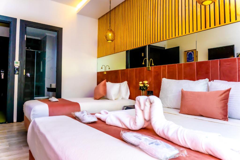 Postel nebo postele na pokoji v ubytování Hotel Les Ambassadeurs