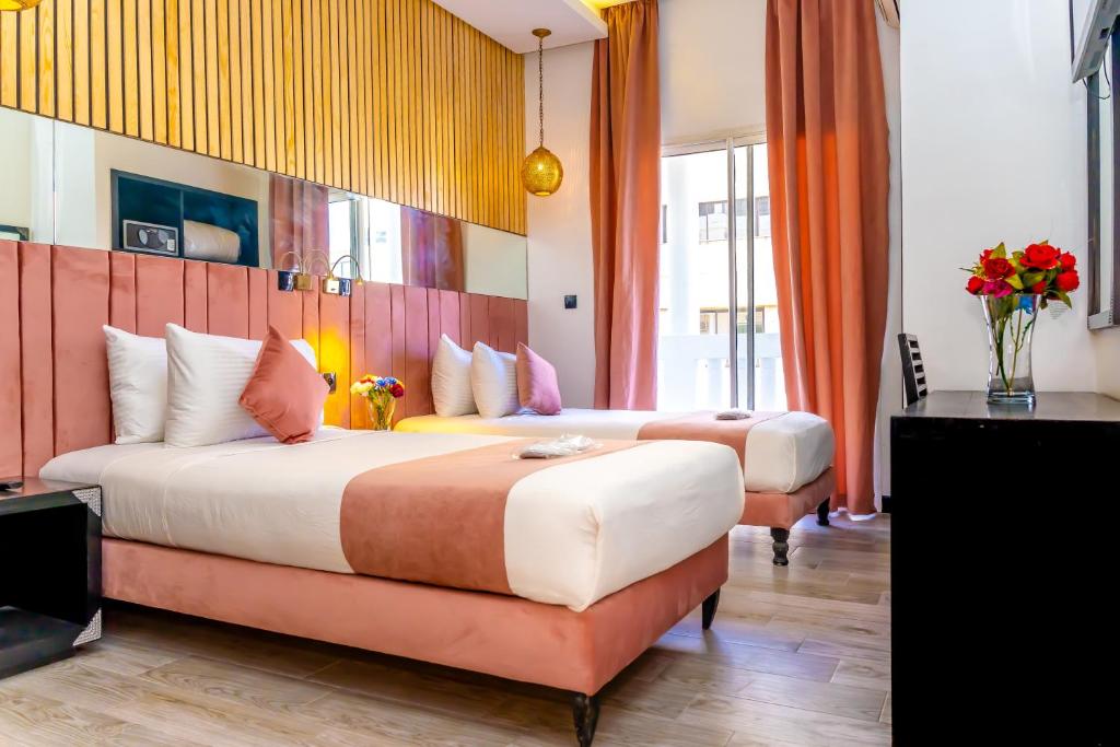 Postel nebo postele na pokoji v ubytování Hotel Les Ambassadeurs