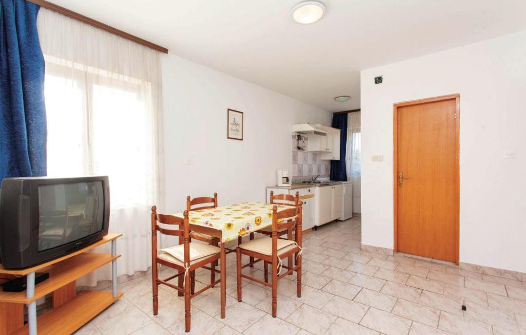 Kuchnia lub aneks kuchenny w obiekcie Apartmani Mile