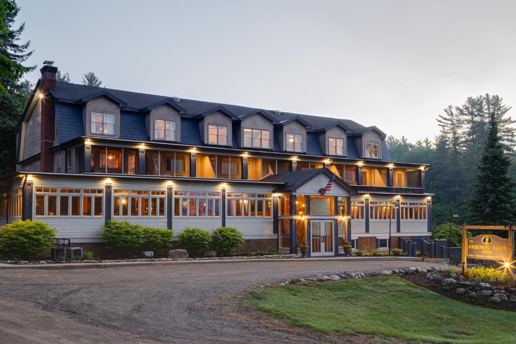 une grande maison éclairée à l'avant dans l'établissement Friends Lake Inn, à Chestertown