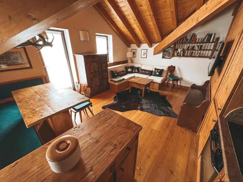 una vista sul soffitto di un soggiorno in una cabina di Una Perla a Cortina a Cortina dʼAmpezzo