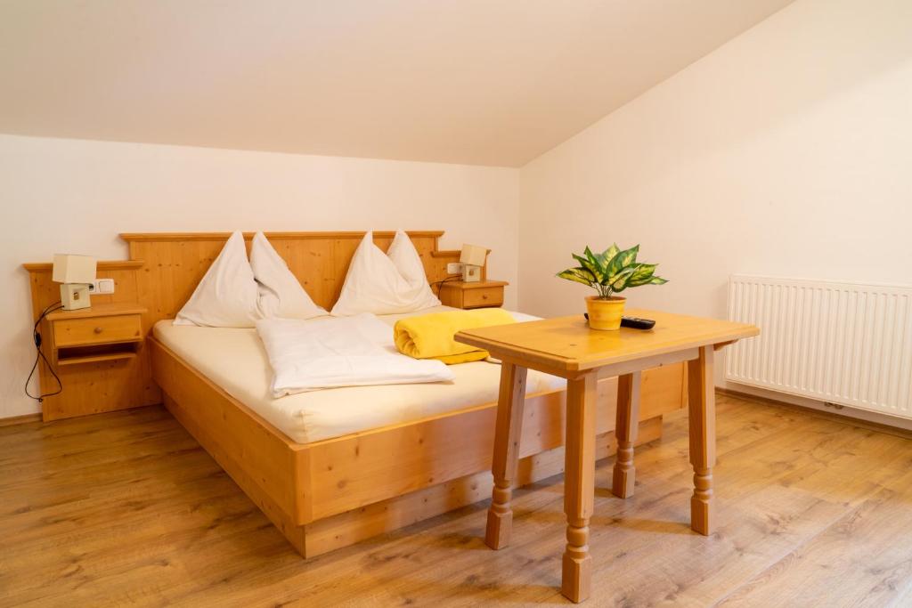 A bed or beds in a room at Appartement Höllwarthof