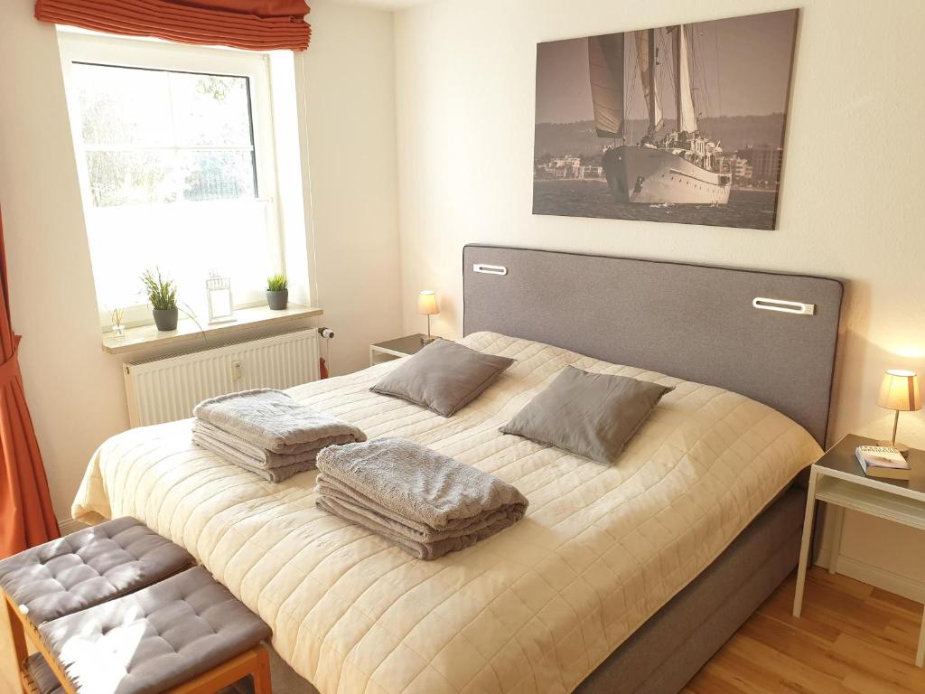 - une chambre avec un grand lit et 2 oreillers dans l'établissement Wiesenweg W07, à Laboe