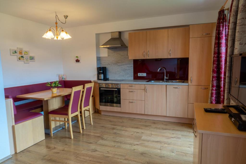 A kitchen or kitchenette at Appartement Höllwarthof
