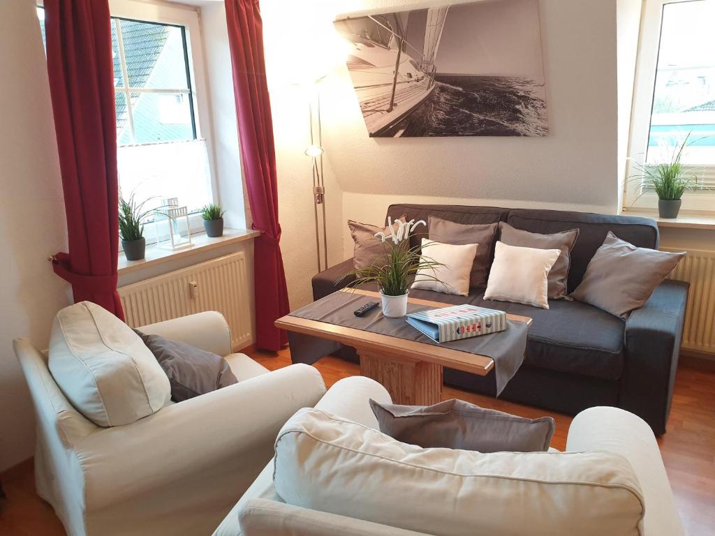 een woonkamer met een bank en een tafel bij Wiesenweg W13 in Laboe
