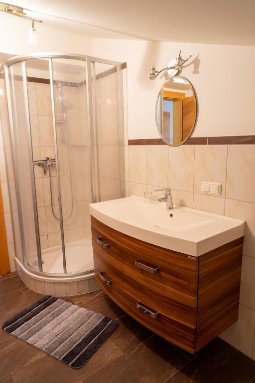 A bathroom at Appartement Höllwarthof
