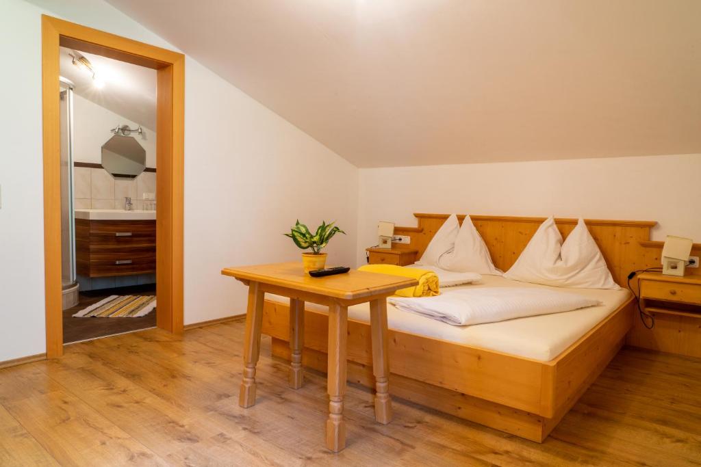 A bed or beds in a room at Appartement Höllwarthof