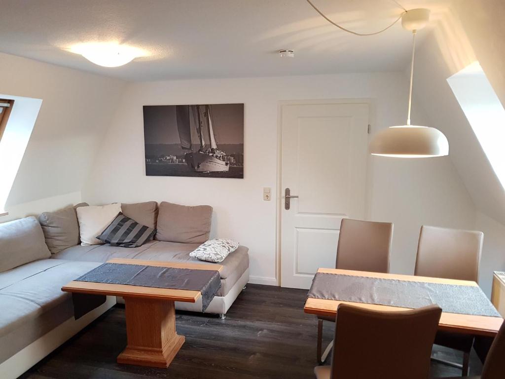 sala de estar con sofá y mesa en Wiesenweg W17 en Laboe