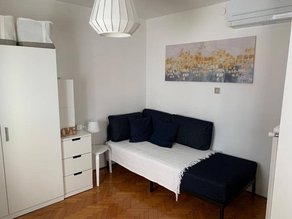 een kleine slaapkamer met een bed en een dressoir bij ROOFTOP TERRACE Domus dei fabbri in Venetië