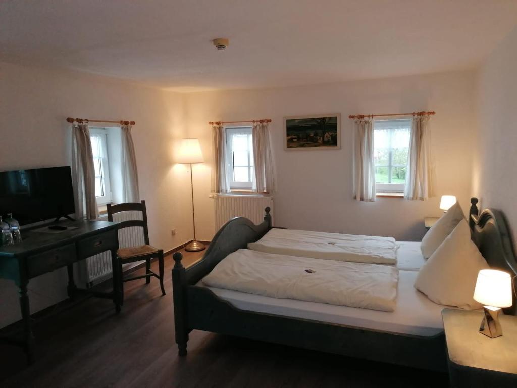 1 dormitorio con 1 cama, escritorio y ventanas en Olbersdorfer Hof, en Olbersdorf