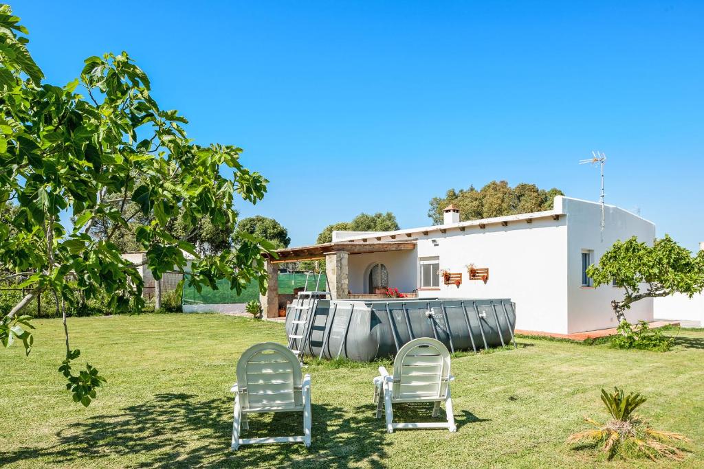 dos sillas en el patio de una casa en Casa Juan Alba, en Vejer de la Frontera