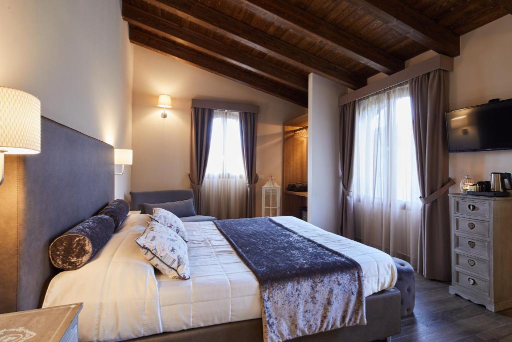 Postel nebo postele na pokoji v ubytování Il Castelluccio Country Resort Restaurant & SPA