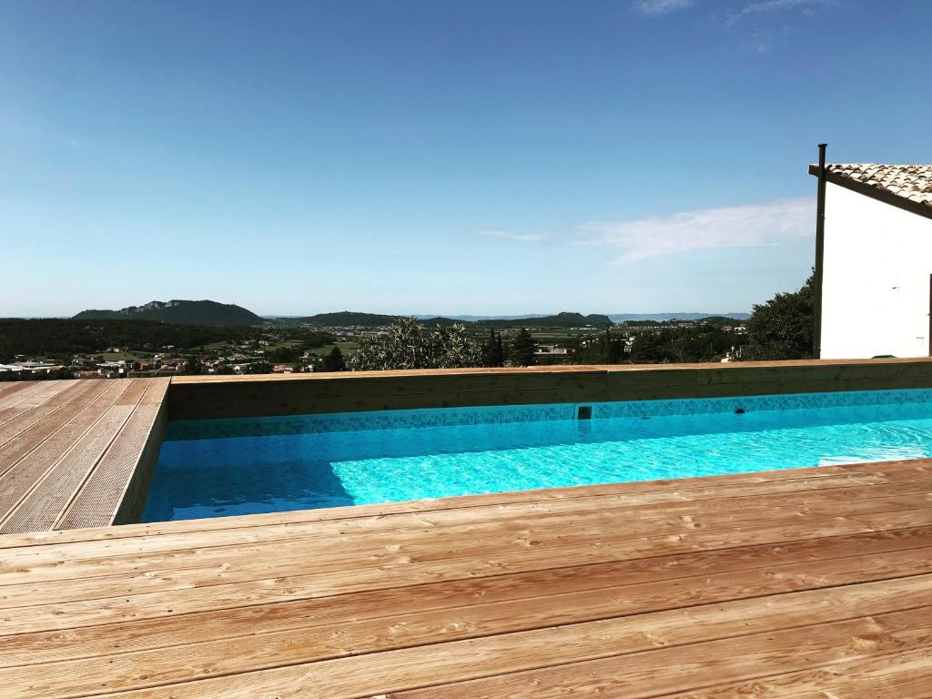 Bazén v ubytovaní Agriturismo Maison 1933 alebo v jeho blízkosti