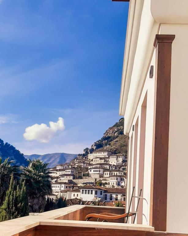 Vista generica sulle montagne o vista sulle montagne dall'interno dell'hotel