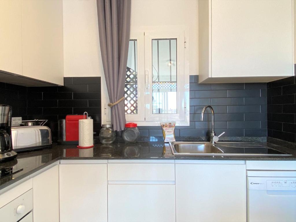 Kuchyňa alebo kuchynka v ubytovaní Verano Azul 67 Casasol Apartments