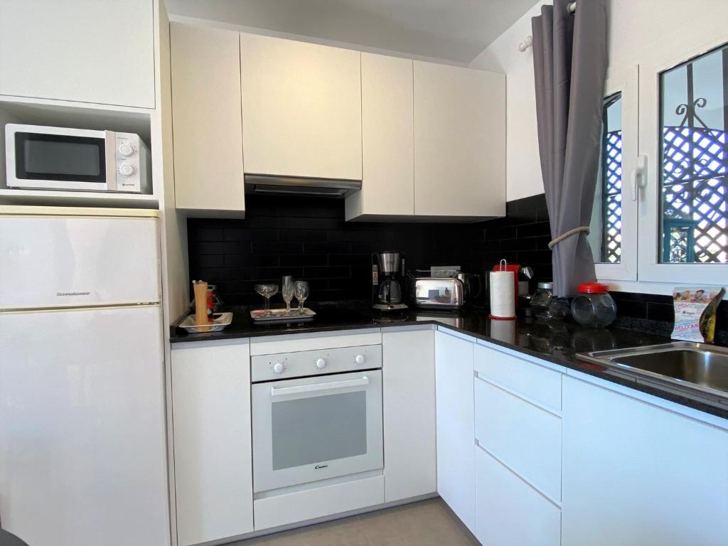 Kuchyňa alebo kuchynka v ubytovaní Verano Azul 67 Casasol Apartments