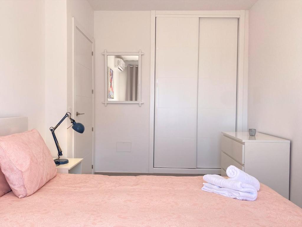 Posteľ alebo postele v izbe v ubytovaní Verano Azul 67 Casasol Apartments