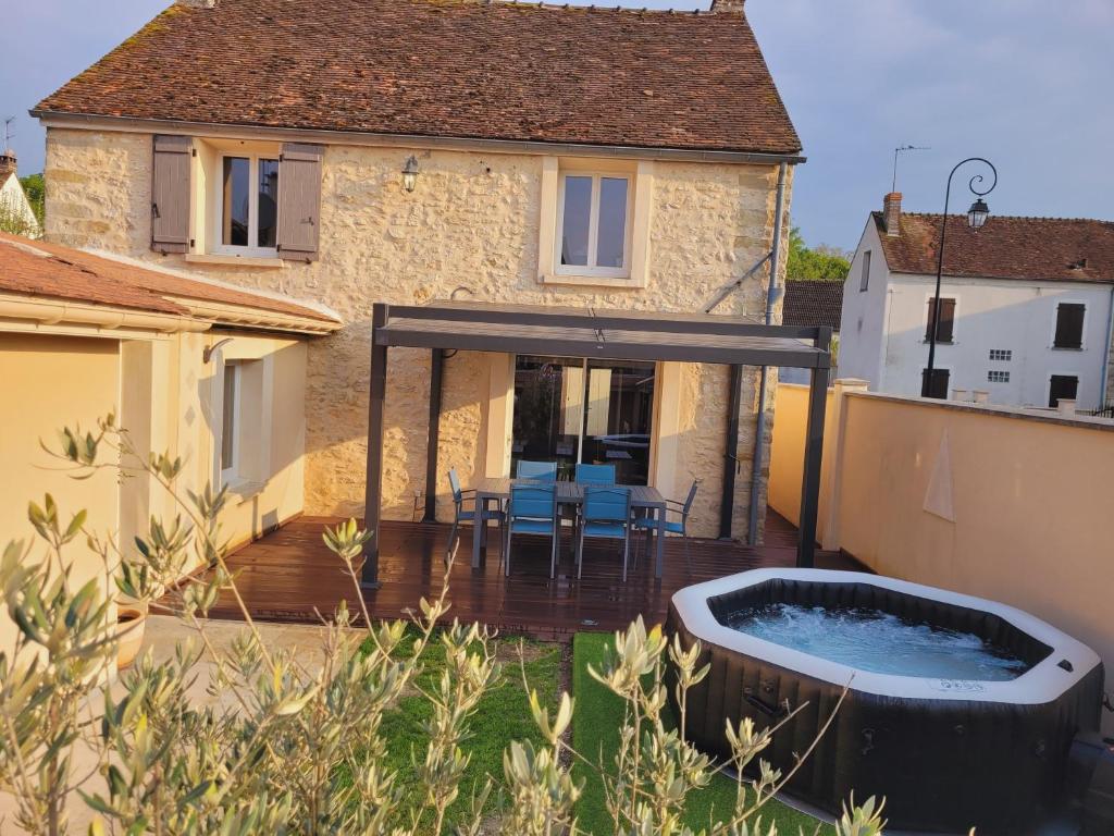 L'inattendu, jolie maison briarde avec jacuzzi - Maison De Trois Chambres