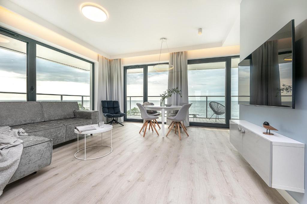 Televízia a/alebo spoločenská miestnosť v ubytovaní Apartament MORSKIE WIDOKI Natural Baltic Darłówko