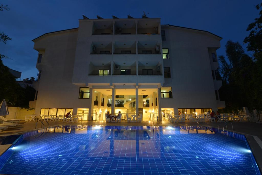 ケメルにあるKaftans City Hotel by RRH&Rの前にプールがある建物