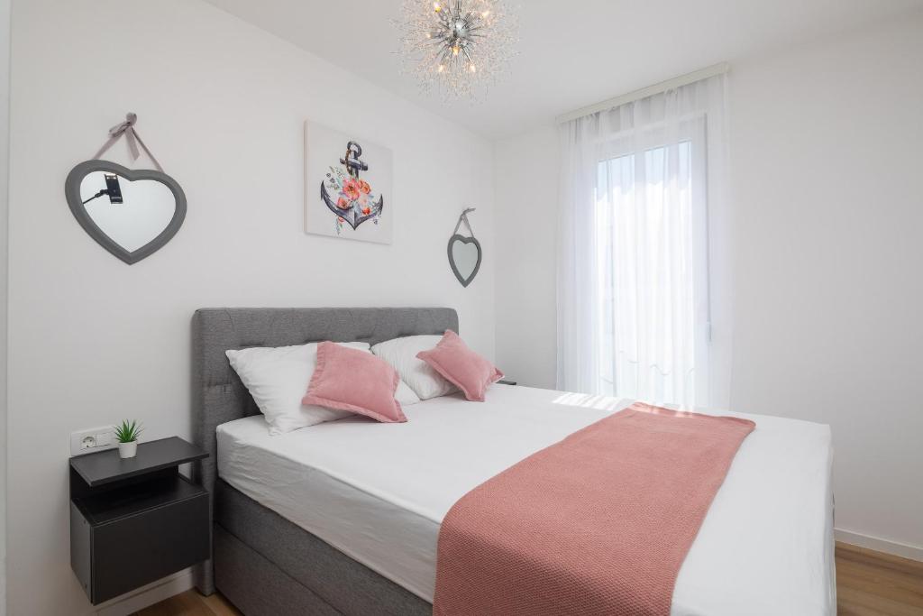 Postel nebo postele na pokoji v ubytování Apartment Alegria in Okrug with heated Pool, Sea view, Jacuzzi, Wifi