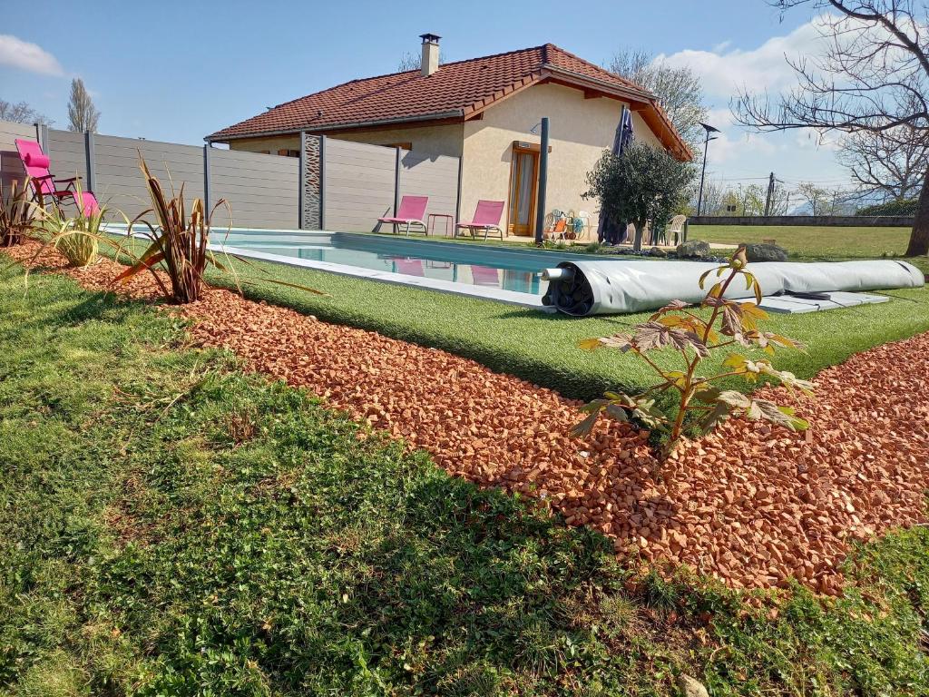 a house with a swimming pool in the yard at Entre Lacs et Montagnes 