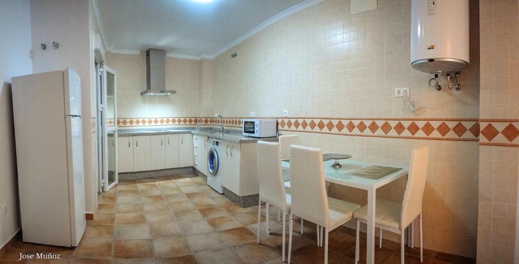 Kuchyňa alebo kuchynka v ubytovaní Modern Apartment in Peñaflor with Air Conditioning - 85 m²