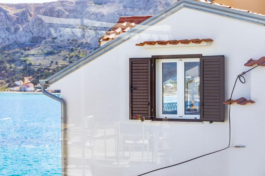 Bazén v ubytovaní Seafront Baska Apartment alebo v jeho blízkosti