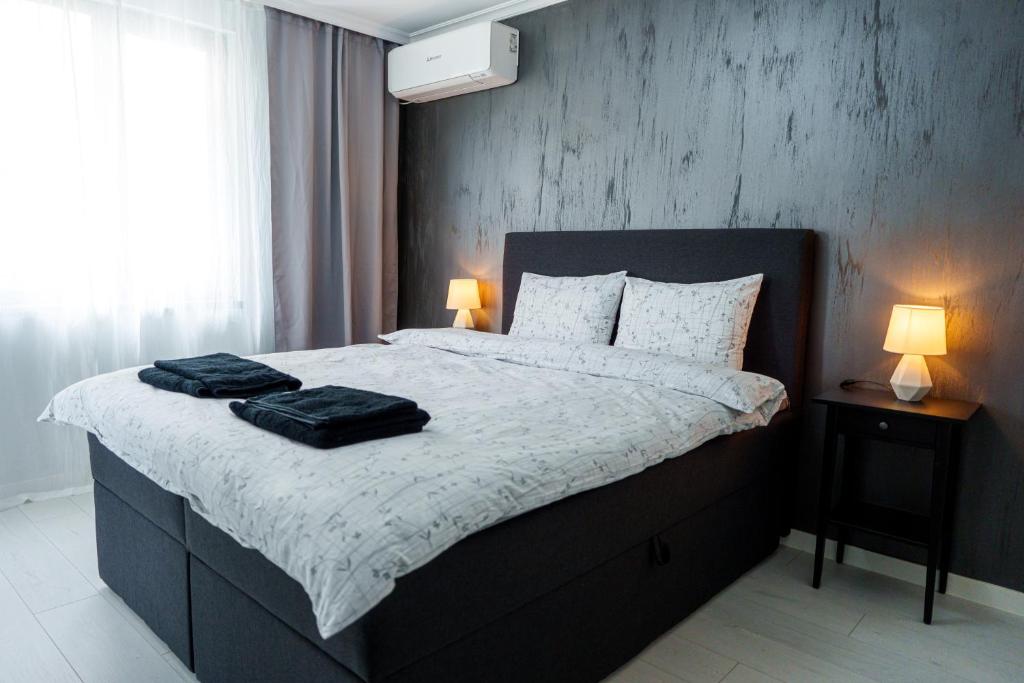 - une chambre avec un lit et 2 serviettes dans l'établissement Loft Apartment with a great view of Ardino, à Ardino