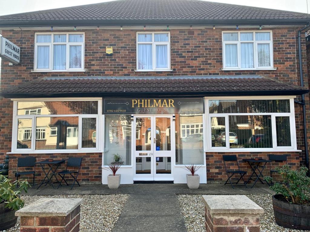 un magasin devant un bâtiment en briques dans l'établissement Philmar Guest House, à Skegness