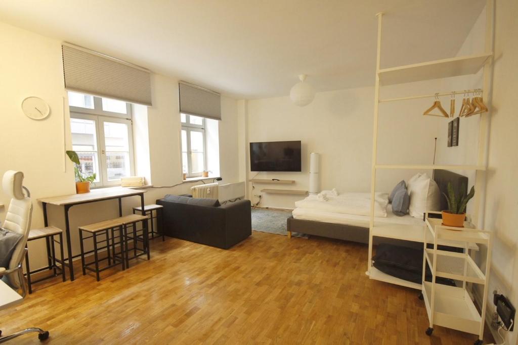a living room with a bed and a dining room at Nuvoom Workation, Highspeed Internet, zentral in der Dresdner Innenstadt in Dresden