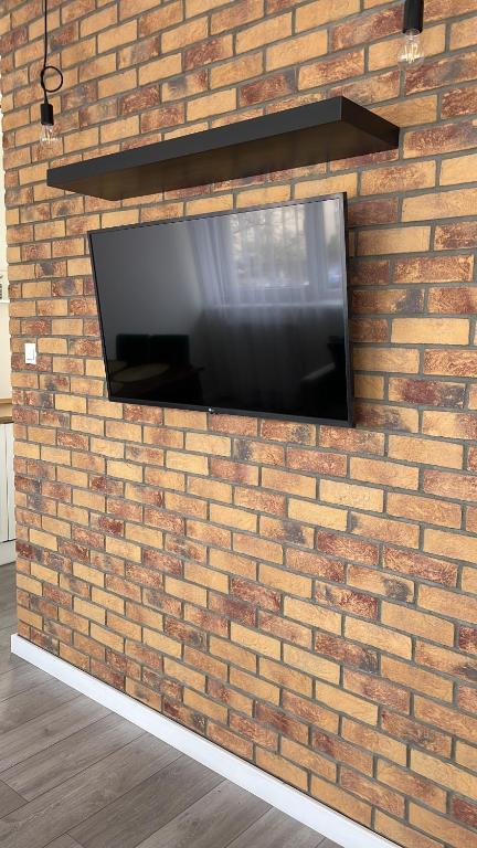 Televízia a/alebo spoločenská miestnosť v ubytovaní Apartament Dziewiątka