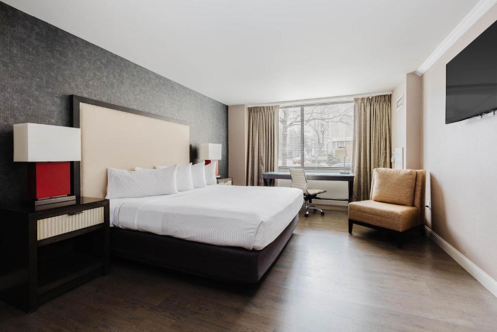 2500 Penn, a Placemakr Experience - King Studio | Accessible